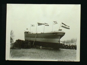 de tewaterlating op de werf van J&K Smit in Krimpen aan de Lek, duidelijk is de rederijvlag, de naamvlag Jeannette Francoise en de kapt.vlag met nr.H-51 te zien