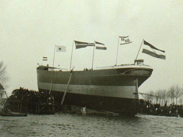 de tewaterlating op de werf van J&K Smit in Krimpen aan de Lek, duidelijk is de rederijvlag, de naamvlag Jeannette Francoise en de kapt.vlag met nr.H-51 te zien