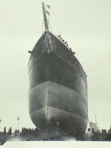 zicht tegen het voorschip en boegbeeld van de Martina Johanna op de helling bij de werf L. Smit te Kinderdijk, 1891